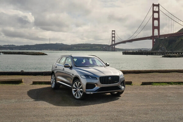 Jaguar F-Pace R-Dynamic SE Black Auto 2